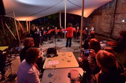 Scène amateurs en plein air du samedi soir avec l'ensemble de clarinettes de l'école d'Ambérieu-en-Bugey.