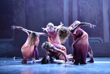 Week-end 4 : Orfeo de Monteverdi - Orphée se fait dévorer par les Ménades pour avoir renoncé aux femmes. © CCR Ambronay-Bertrand Pichène