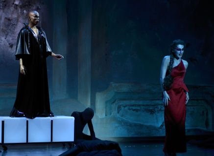 Week-end 4 : Orfeo de Monteverdi - Touchée par la musique d'Orphée, Proserpine, la reine des Enfers, épouse de Pluton, le convainc de laisser partir Eurydice. © CCR Ambronay-Bertrand Pichène