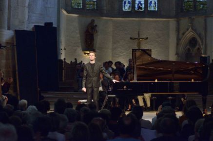 Alexandre Tharaud sous les applaudissements d'un public conquis par Debussy, Bach et Scarlatti