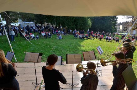 Scène amateurs en plein air du dimanche après-midi avec l'ensemble de trompettes et trombones du Conservatoire de Bourg-en-Bresse Agglomération.